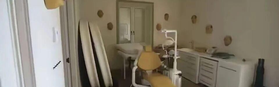 新彩票网开奖-这是萝莉岛内部，看着确实有点诡异，而且还有这凳子和照射灯