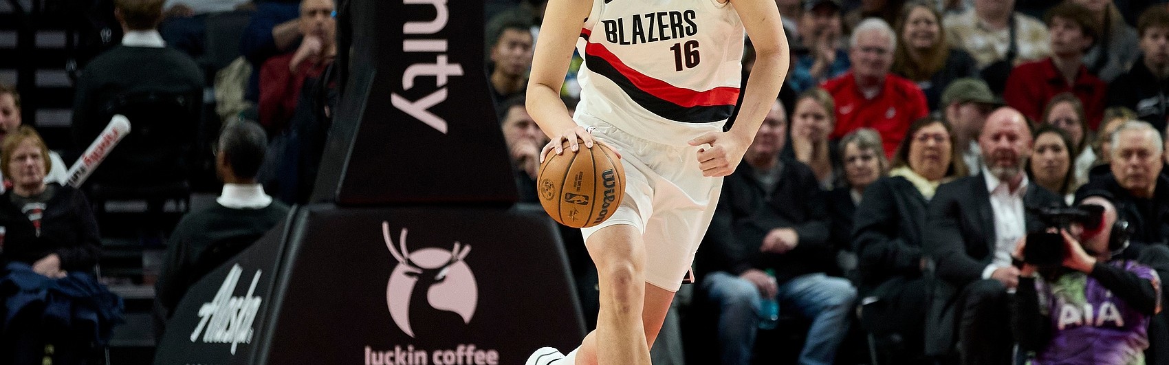 差了一点点！杨瀚森持球强攻 但勾手打到篮筐前沿不中